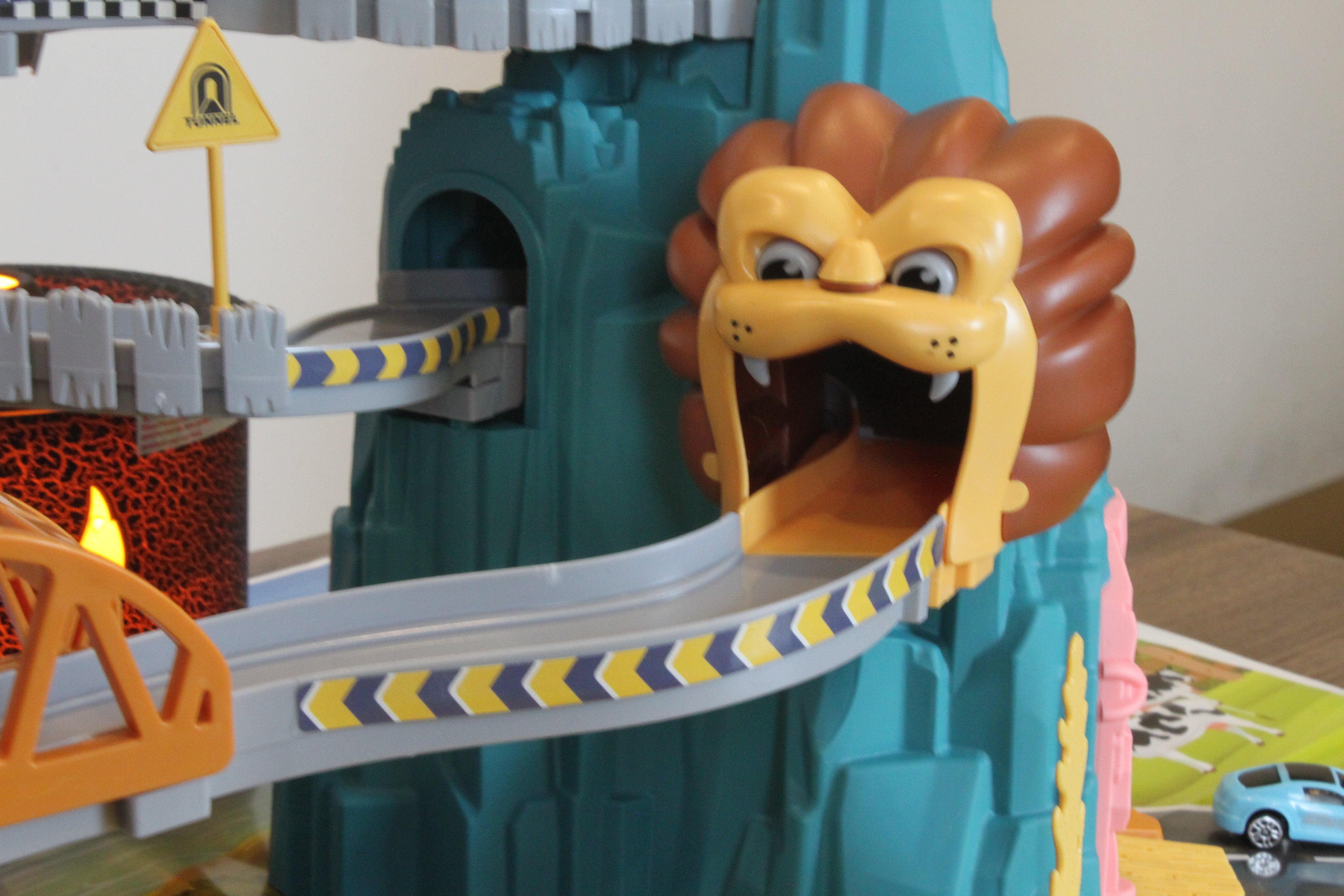 Lion Mountain Adventure - Car Race Track Toy Set